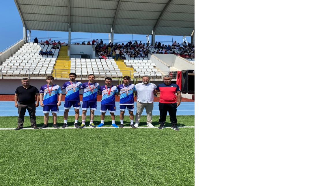 19 Mayıs Atatürk’ü Anma Gençlik ve Spor bayramı etkinlikleri kapsamında Atletizmde Irmak ÇÖREKLİ Bekir Efe GÜMÜŞ, Bayrak yarışı kızlarda İlçe 3.- Bayrak yarışı Erkeklerde İlçe 1. olmuştur